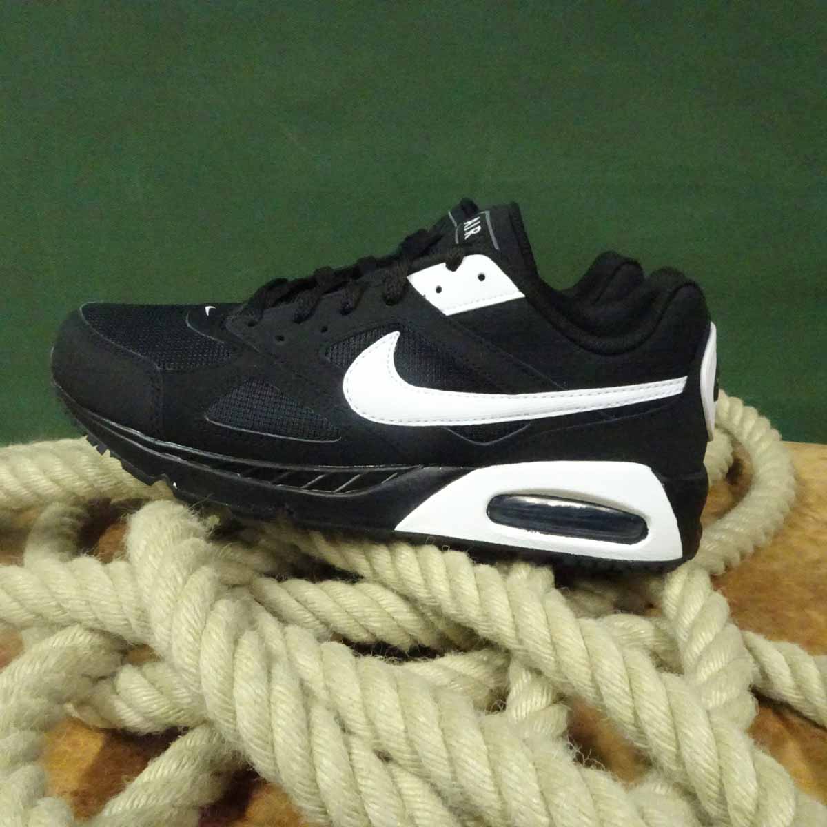 NIKE AIR MAX IVO